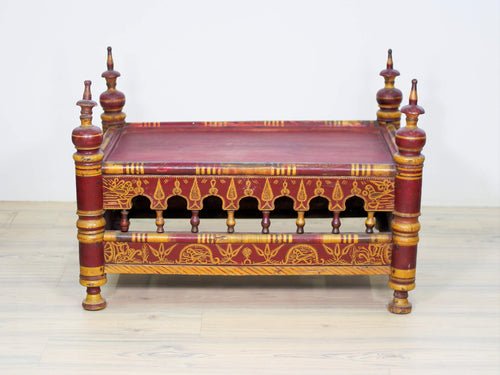 Tavolino Indiano Recuperato Da Un Antica Culla, Provenienza India Del Nord, Rajasthan. Dimensioni 90x64xh64cm.