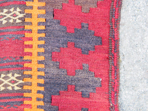 Tappeto in lana Djidjim o djadjim , sostanzialmente una versione dei Kilim. Meno elaborati più "moderni" non tanto come epoca ma come design. Il tappeto è in lana annodata a mano, tutti colori sono ottenuti da pigmenti naturali. Raro e di difficile reperibilità.  Dimensioni 134x284cm