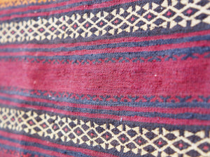 Tappeto in lana Djidjim o djadjim , sostanzialmente una versione dei Kilim. Meno elaborati più "moderni" non tanto come epoca ma come design. Il tappeto è in lana annodata a mano, tutti colori sono ottenuti da pigmenti naturali. Raro e di difficile reperibilità.  Dimensioni 134x284cm