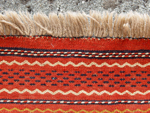 Tappeto in lana Djidjim o djadjim , sostanzialmente una versione dei Kilim. Meno elaborati più "moderni" non tanto come epoca ma come design. Il tappeto è in lana annodata a mano, tutti colori sono ottenuti da pigmenti naturali. Raro e di difficile reperibilità.  Dimensioni 90x160cm