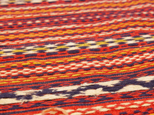Tappeto in lana Djidjim o djadjim , sostanzialmente una versione dei Kilim. Meno elaborati più "moderni" non tanto come epoca ma come design. Il tappeto è in lana annodata a mano, tutti colori sono ottenuti da pigmenti naturali. Raro e di difficile reperibilità.  Dimensioni 90x160cm