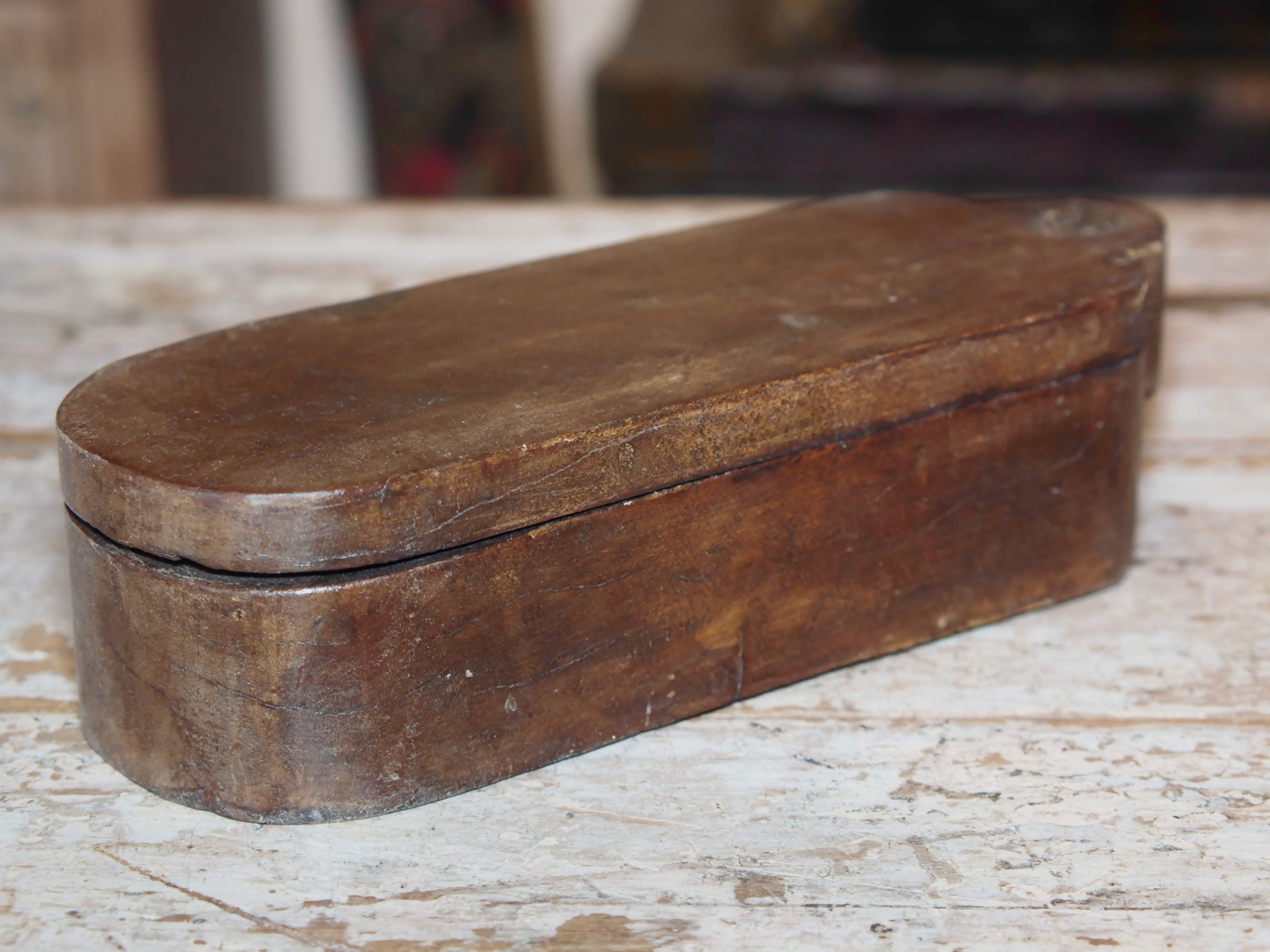 Portaspezie indiana in legno. Ricavata da un unico tronco inciso e incavato a mano, pezzo unico.  dimensioni 27x10 h7cm