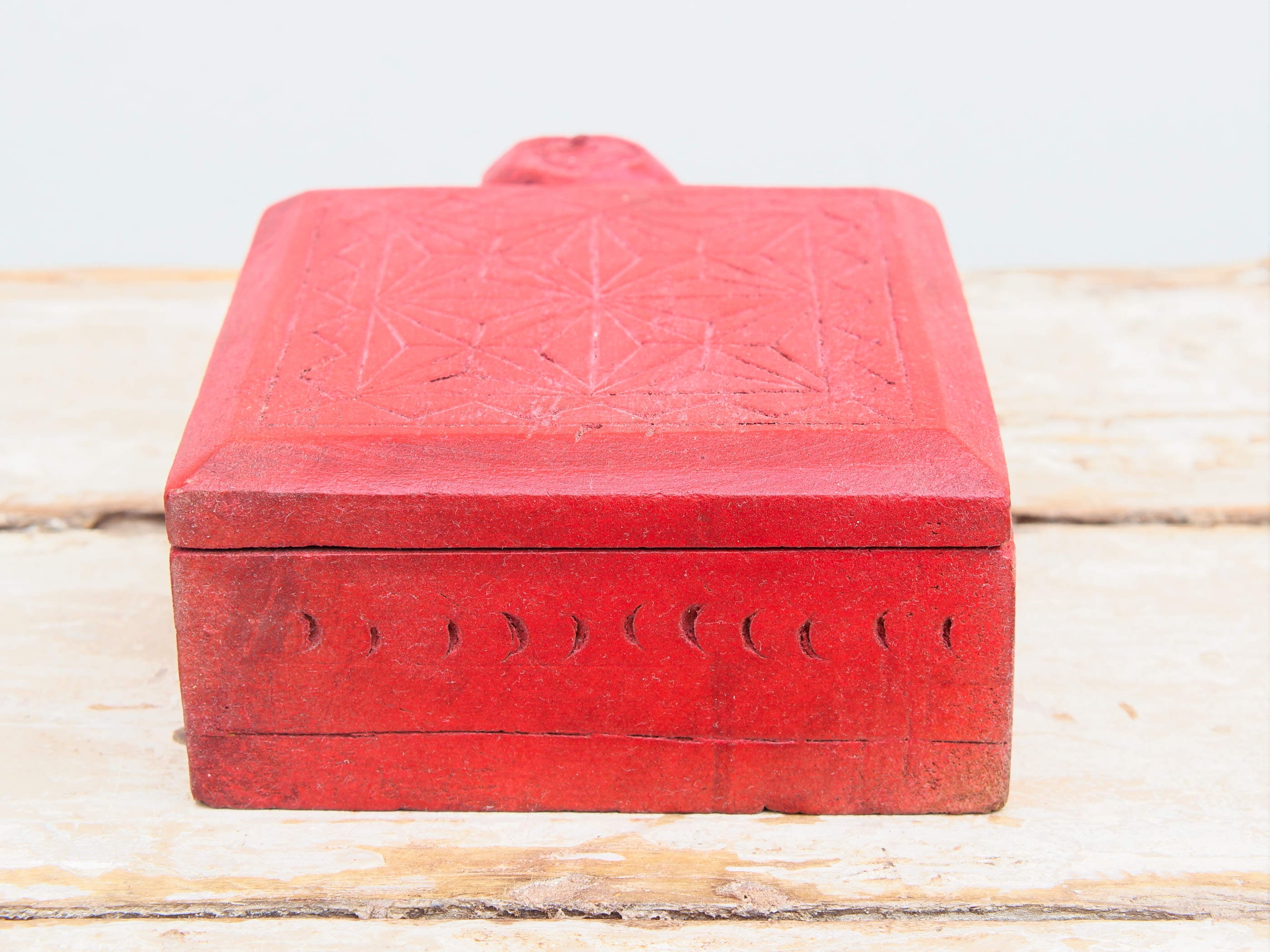 Scatola portaspezie indiana in legno, con manico e apertura scorrevole. Ricavata da un unico tronco incavato e inciso a mano. Databile metà '900.  dimensioni 14x21 h7cm