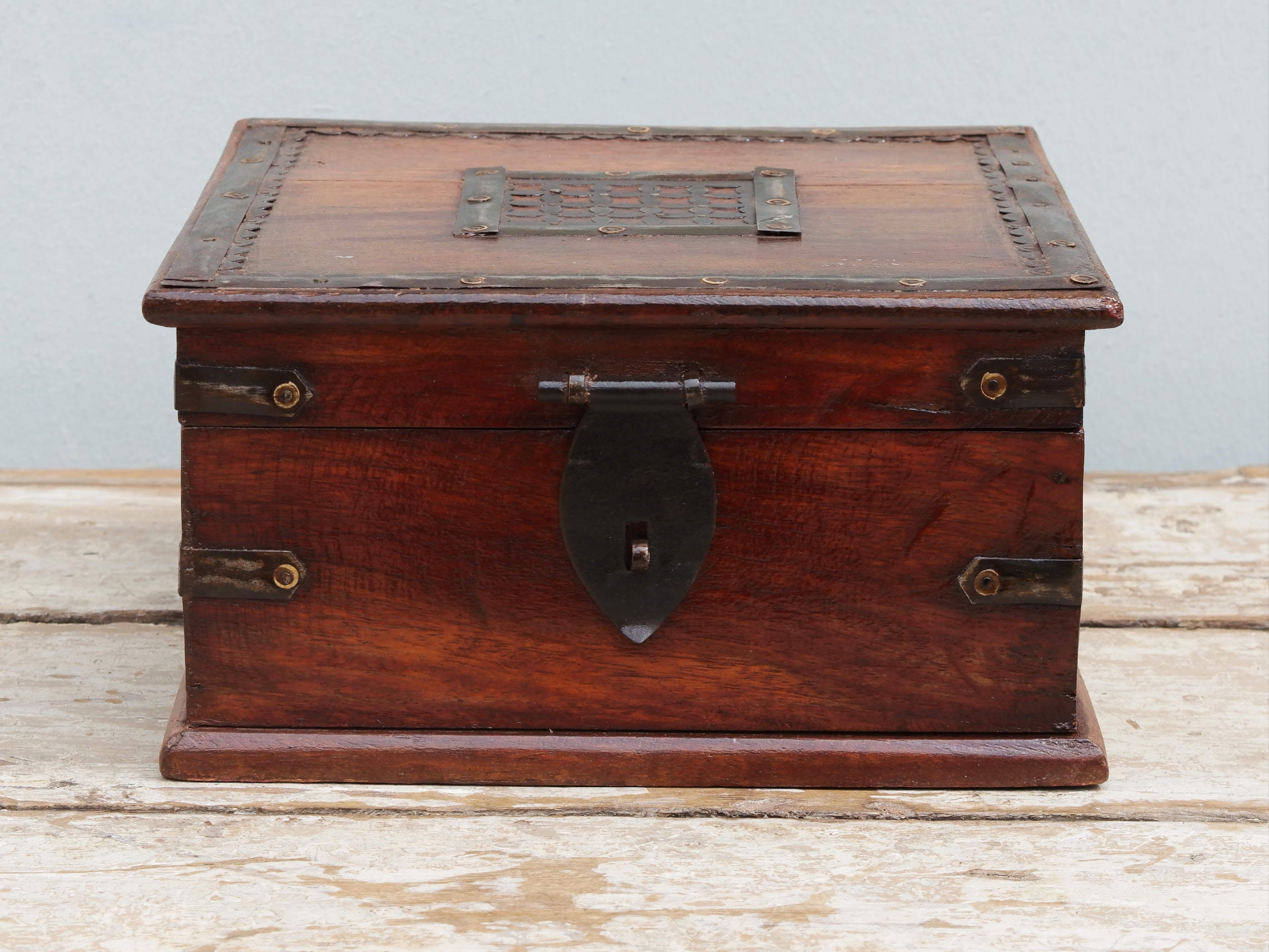 Scatola, box, bauletto indiano in legno di teak e metallo Lavorato artigianalmente. Databile metà '900.  dimensioni 24x24 h13cm
