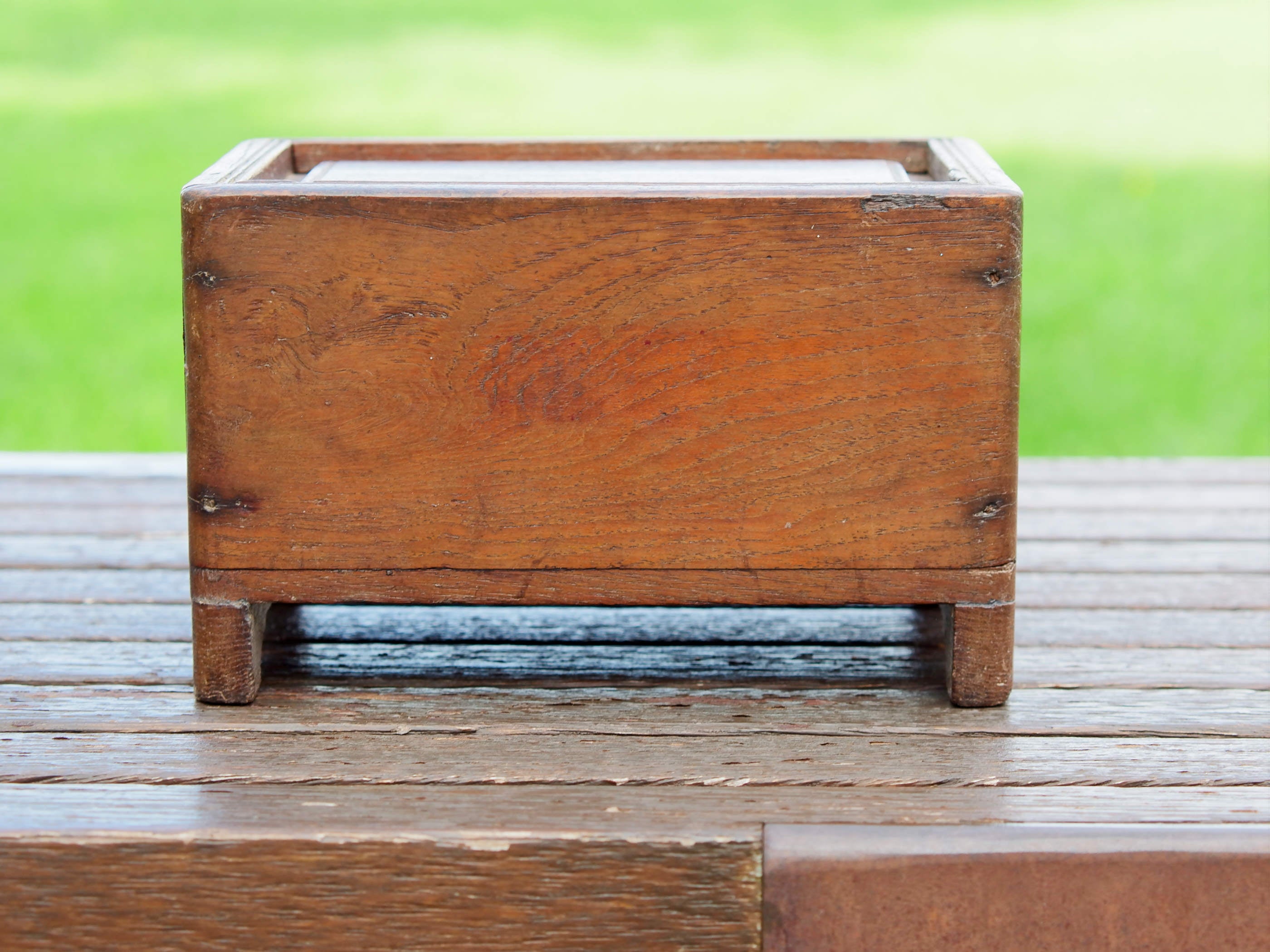 scatola, box indiano in legno di teak con apertura scorrevole. assemblata artigianalmente, databile prima metà 900. tutta originale in ogni parte.  dimensioni 20x14 h13cm