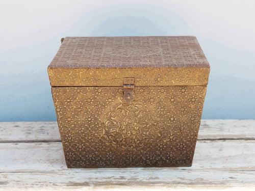 Box in legno rivestito in metallo inciso, ideale anche come portagioie. Provenienza India. Pezzo unico, lavorato artigianalmente, databile anni 40/50.  Dimensioni 29x29 h21cm