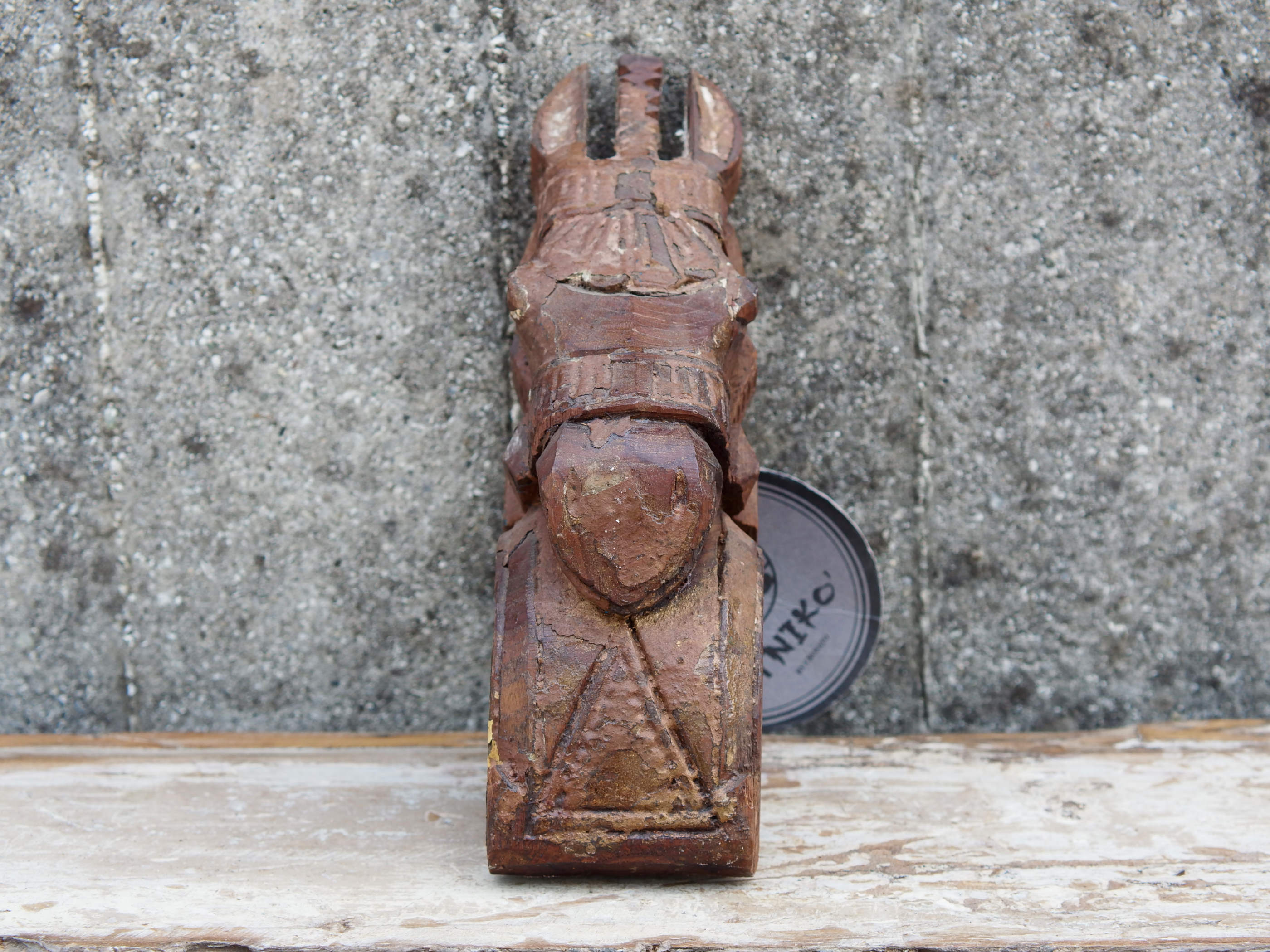 Antica statua indiana raffigurante un cavallo in legno di teak inciso, databile primi 900. Unico e conservato perfettamente, si nota la patina del tempo e l'usura naturale dell'oggetto.dimensioni 8x10 h30cm