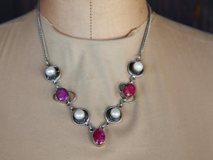 Collana in argento con radice di rubino e madreperla.  lunghezza 50cm, peso 39grammi
