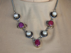 Collana in argento con radice di rubino e madreperla.  lunghezza 50cm, peso 39grammi