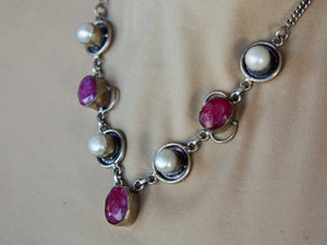 Collana in argento con radice di rubino e madreperla.  lunghezza 50cm, peso 39grammi