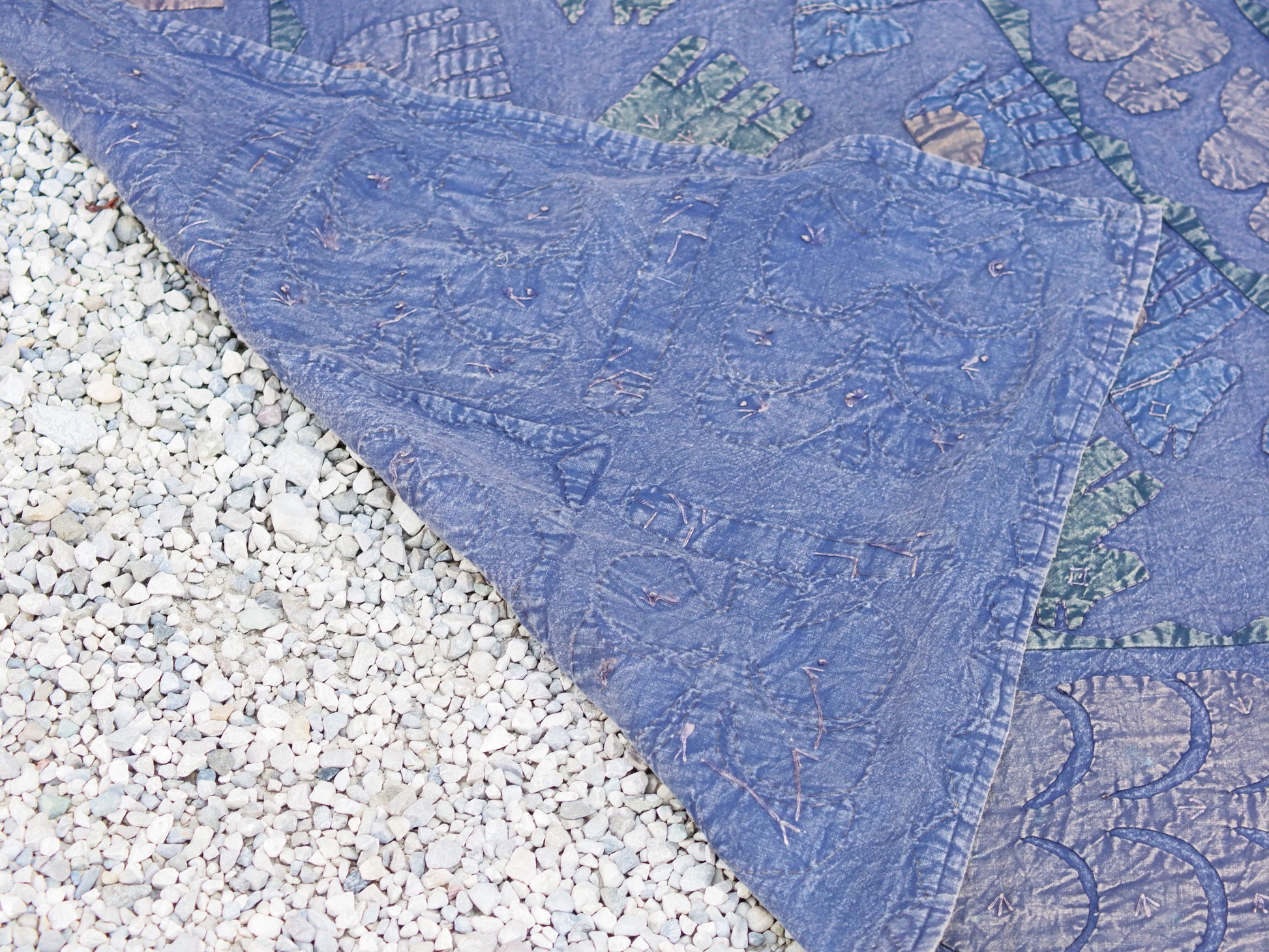 Telo Indiano in cotone ricamato, che può essere impiegato come copridivano, copriletto, tovaglia o tessuto da appendere a parete. Dimensioni 150x220cm