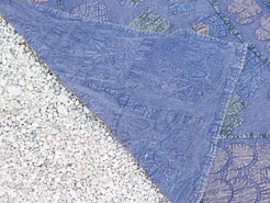 Telo Indiano in cotone ricamato, che può essere impiegato come copridivano, copriletto, tovaglia o tessuto da appendere a parete. Dimensioni 150x220cm