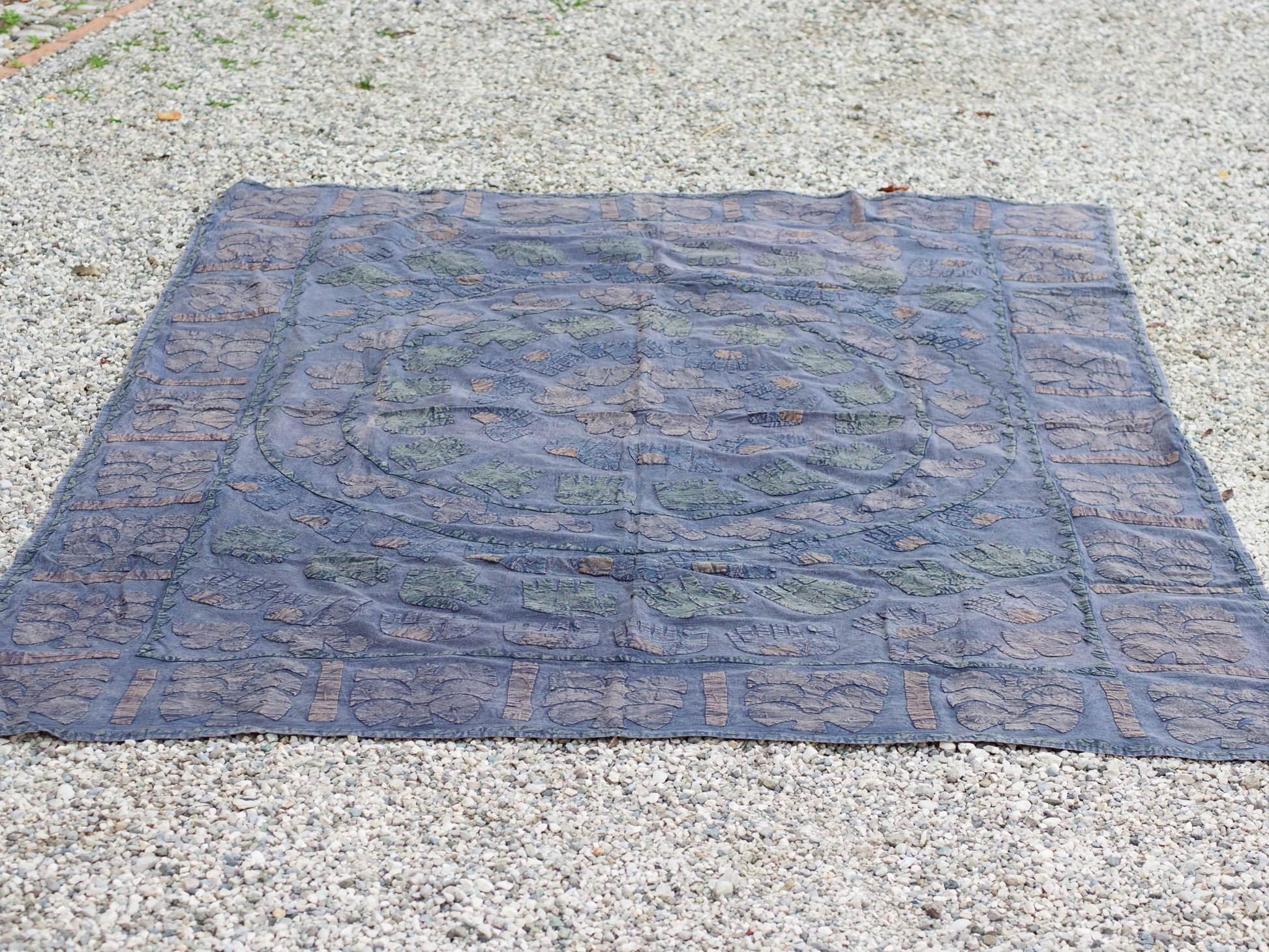 Telo Indiano in cotone ricamato, che può essere impiegato come copridivano, copriletto, tovaglia o tessuto da appendere a parete. Dimensioni 150x220cm