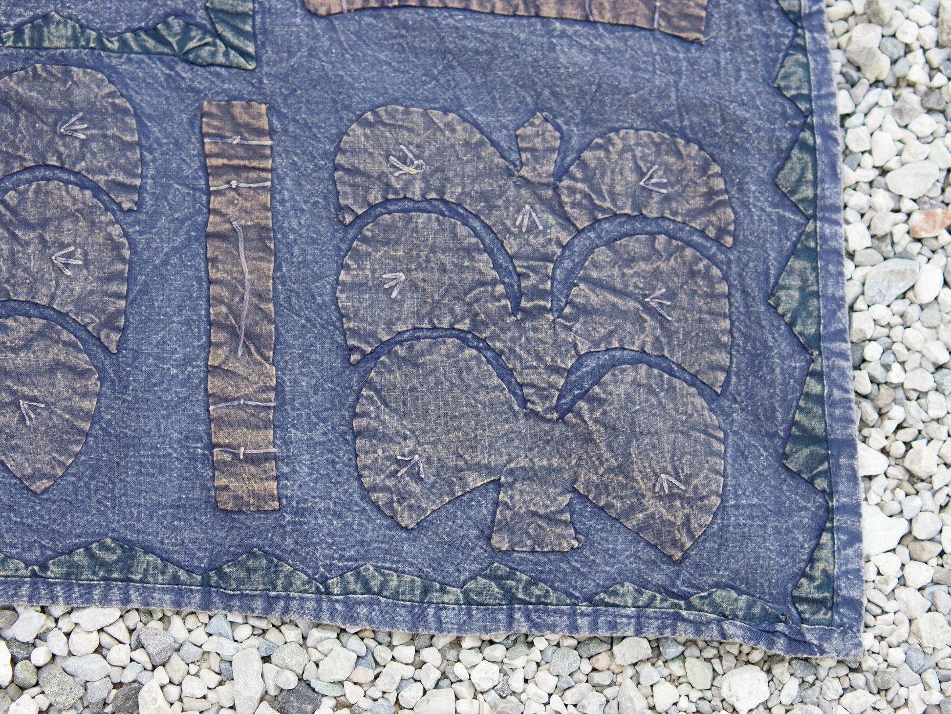 Telo Indiano in cotone ricamato, che può essere impiegato come copridivano, copriletto, tovaglia o tessuto da appendere a parete. Dimensioni 150x220cm