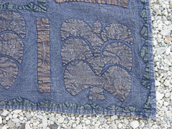 Telo Indiano in cotone ricamato, che può essere impiegato come copridivano, copriletto, tovaglia o tessuto da appendere a parete. Dimensioni 150x220cm