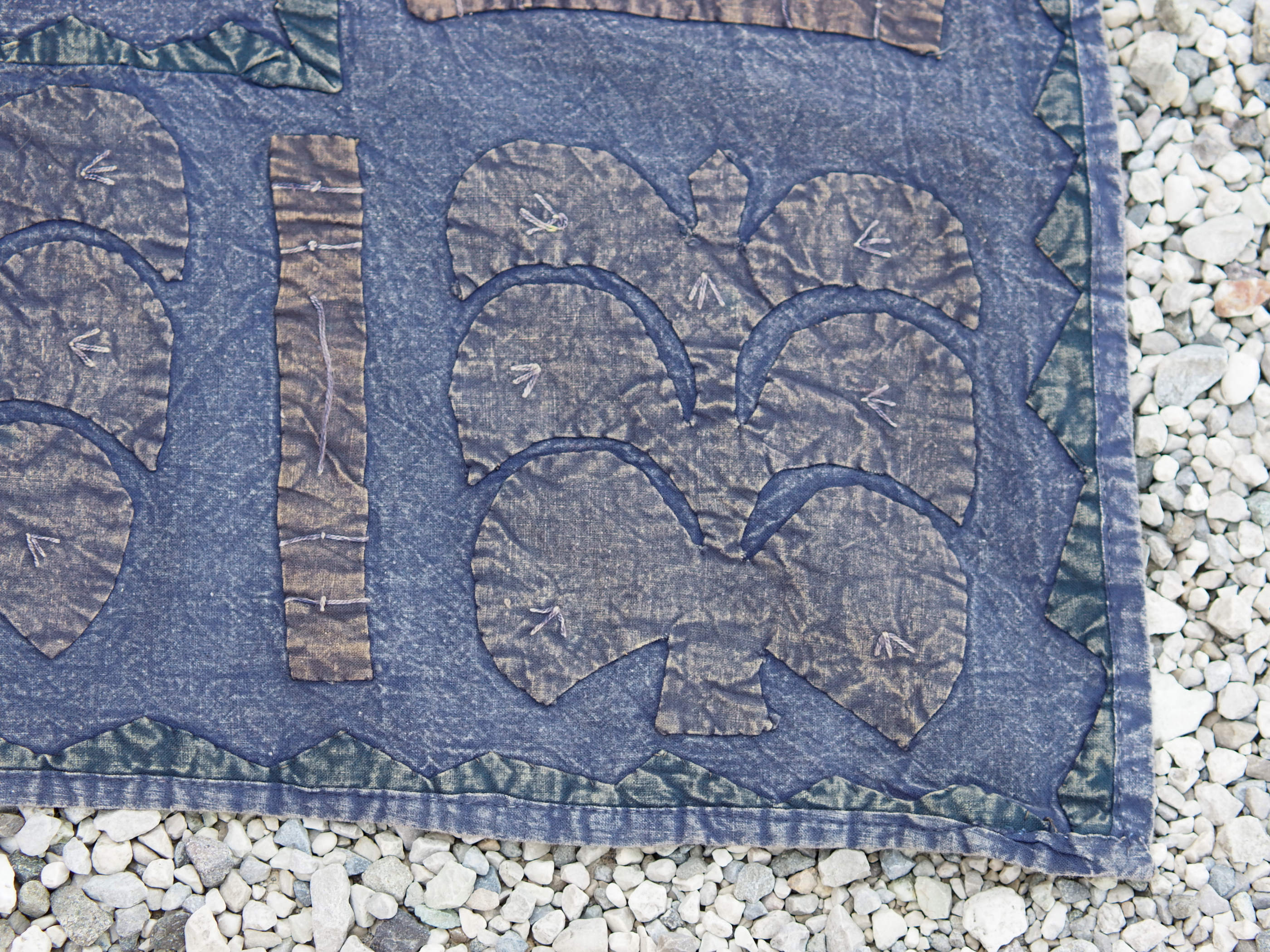 Telo Indiano in cotone ricamato, che può essere impiegato come copridivano, copriletto, tovaglia o tessuto da appendere a parete. Dimensioni 150x220cm