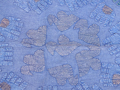 Telo Indiano in cotone ricamato, che può essere impiegato come copridivano, copriletto, tovaglia o tessuto da appendere a parete. Dimensioni 150x220cm