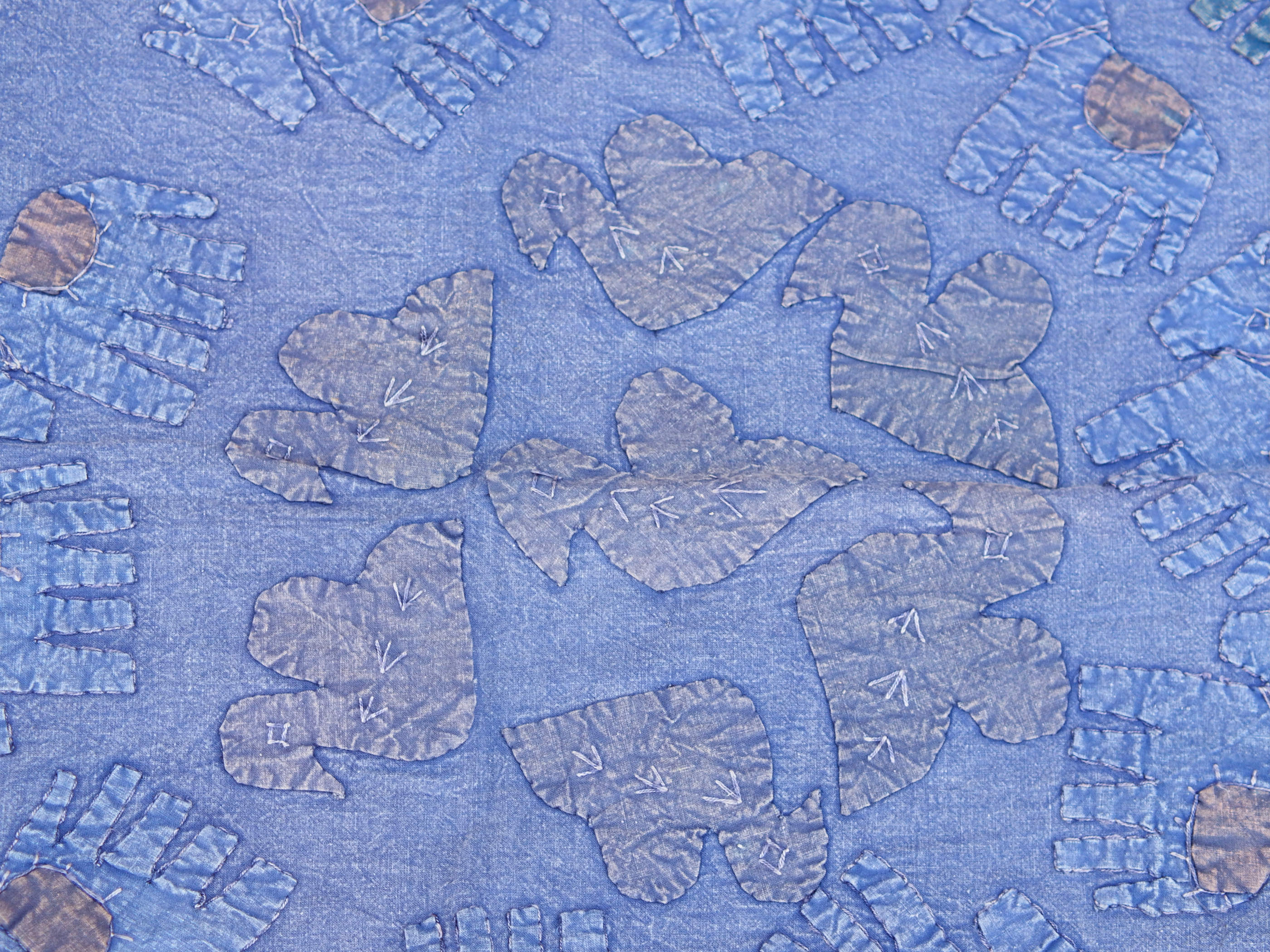 Telo Indiano in cotone ricamato, che può essere impiegato come copridivano, copriletto, tovaglia o tessuto da appendere a parete. Dimensioni 150x220cm