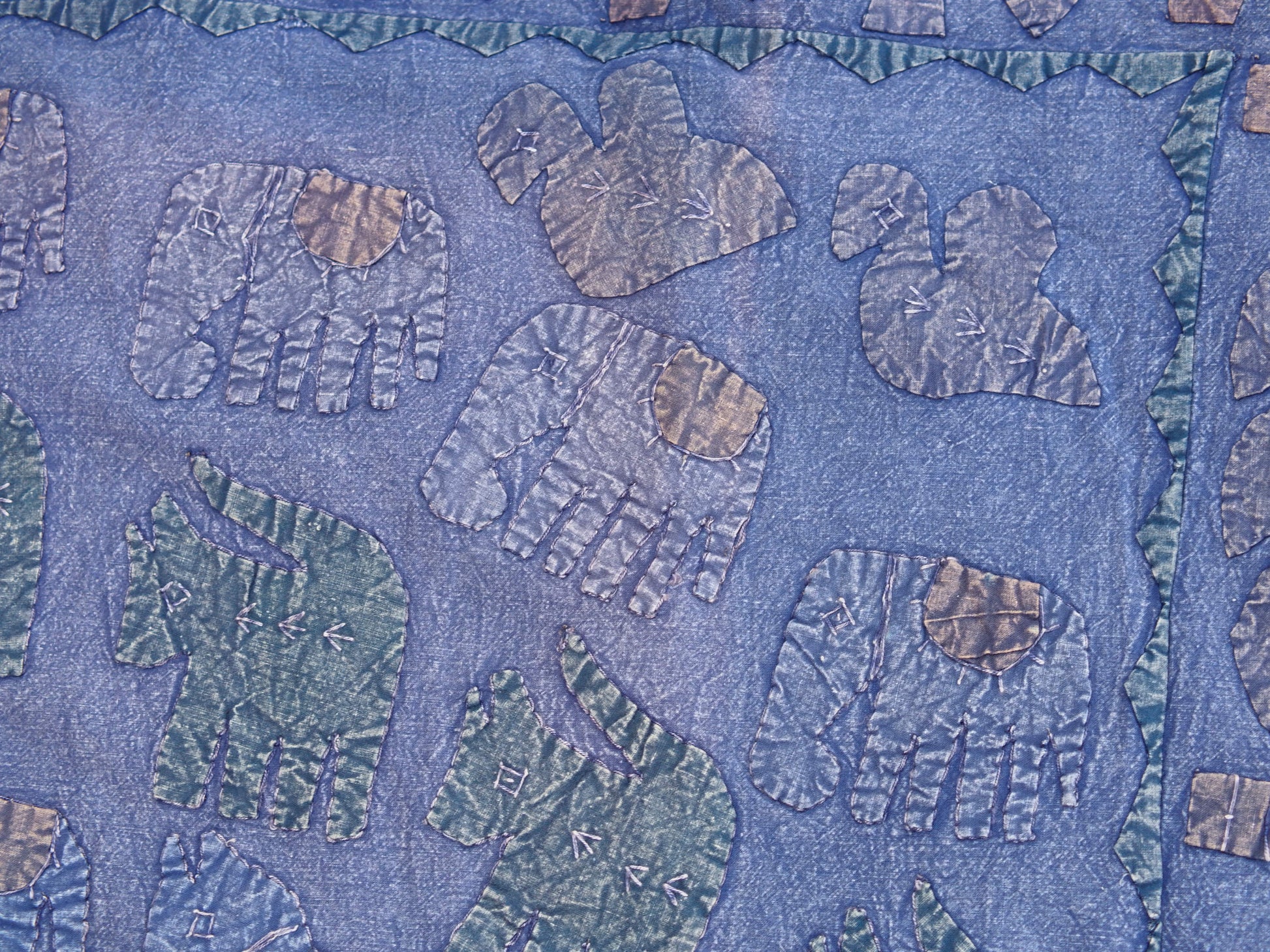 Telo Indiano in cotone ricamato, che può essere impiegato come copridivano, copriletto, tovaglia o tessuto da appendere a parete. Dimensioni 150x220cm