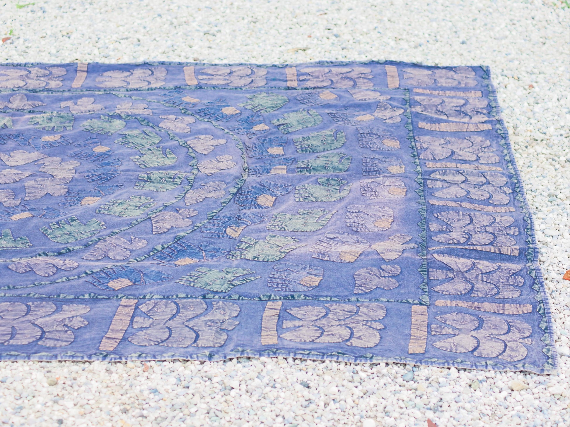 Telo Indiano in cotone ricamato, che può essere impiegato come copridivano, copriletto, tovaglia o tessuto da appendere a parete. Dimensioni 150x220cm