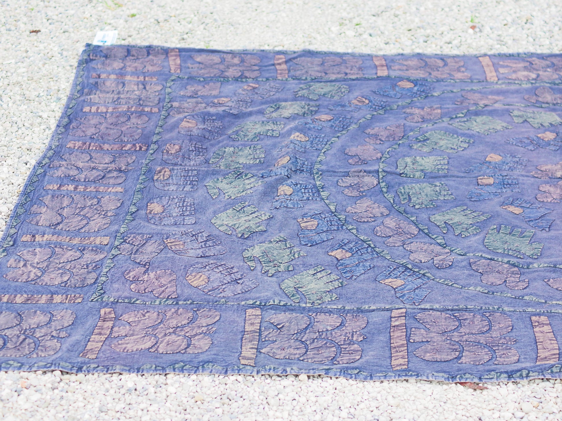 Telo Indiano in cotone ricamato, che può essere impiegato come copridivano, copriletto, tovaglia o tessuto da appendere a parete. Dimensioni 150x220cm