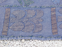 Telo Indiano in cotone ricamato, che può essere impiegato come copridivano, copriletto, tovaglia o tessuto da appendere a parete. Dimensioni 150x220cm