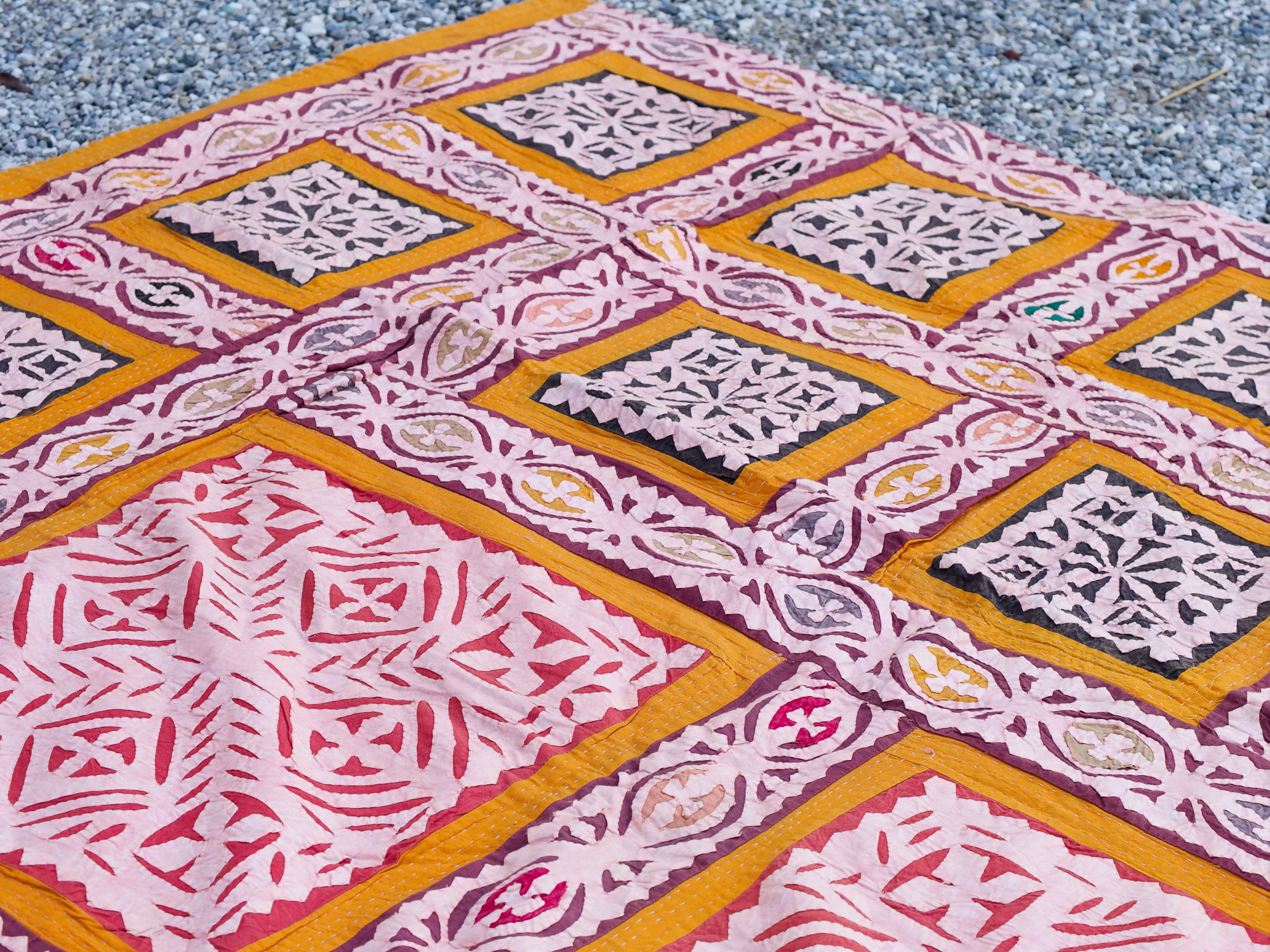 Telo Indiano multicolor doppio in cotone ricamato, che può essere impiegato come copridivano, copriletto, tovaglia o tessuto da appendere a parete. Dimensioni 210x270cm
