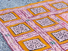 Carica l&#39;immagine nel visualizzatore di Gallery, Telo Indiano multicolor doppio in cotone ricamato, che può essere impiegato come copridivano, copriletto, tovaglia o tessuto da appendere a parete. Dimensioni 210x270cm