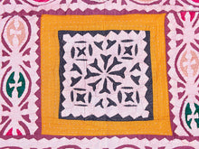 Carica l&#39;immagine nel visualizzatore di Gallery, Telo Indiano multicolor doppio in cotone ricamato, che può essere impiegato come copridivano, copriletto, tovaglia o tessuto da appendere a parete. Dimensioni 210x270cm