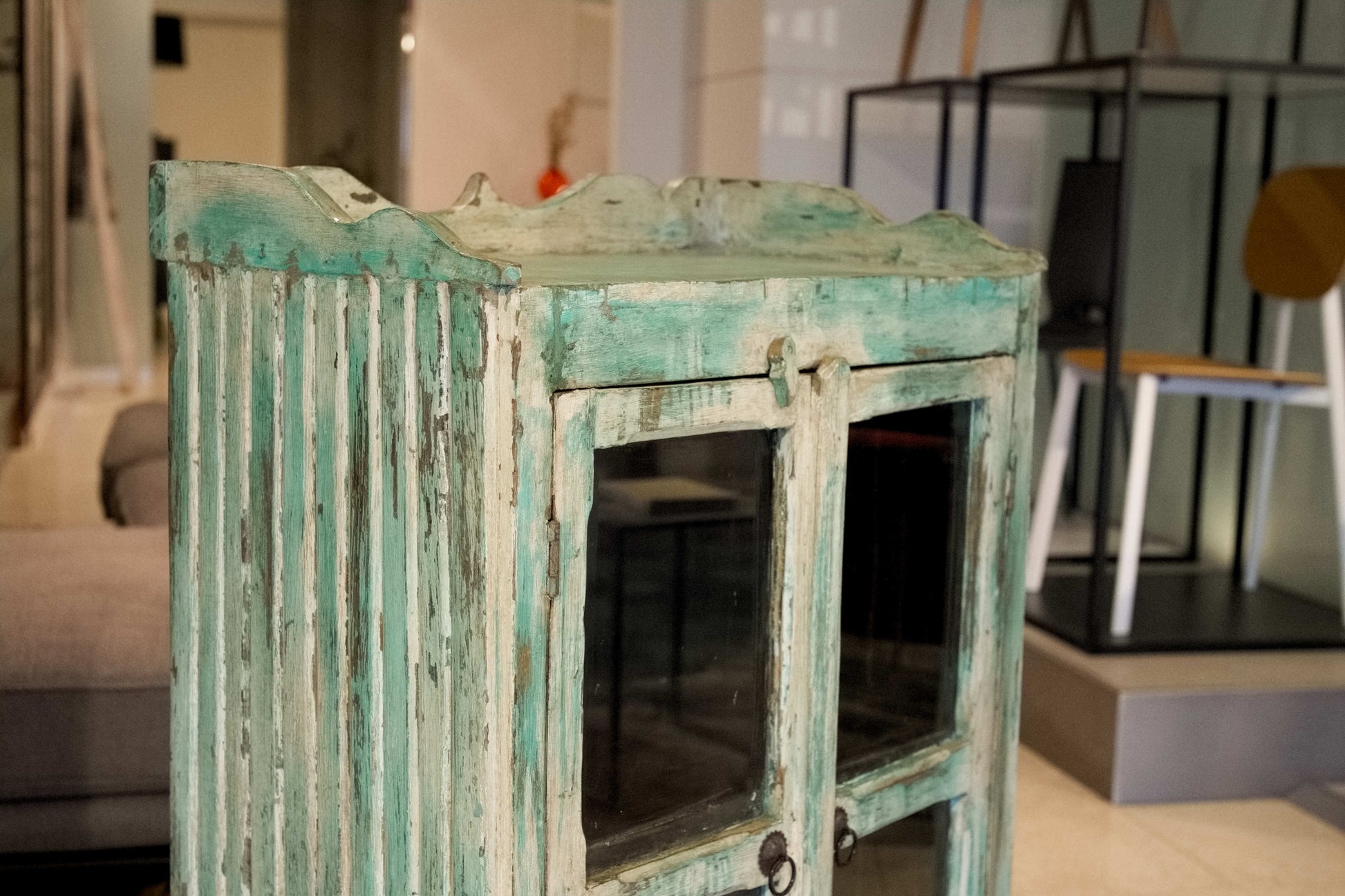 ista laterale della credenza indiana in teak, che evidenzia la struttura compatta e le proporzioni slanciate.