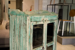 ista laterale della credenza indiana in teak, che evidenzia la struttura compatta e le proporzioni slanciate.
