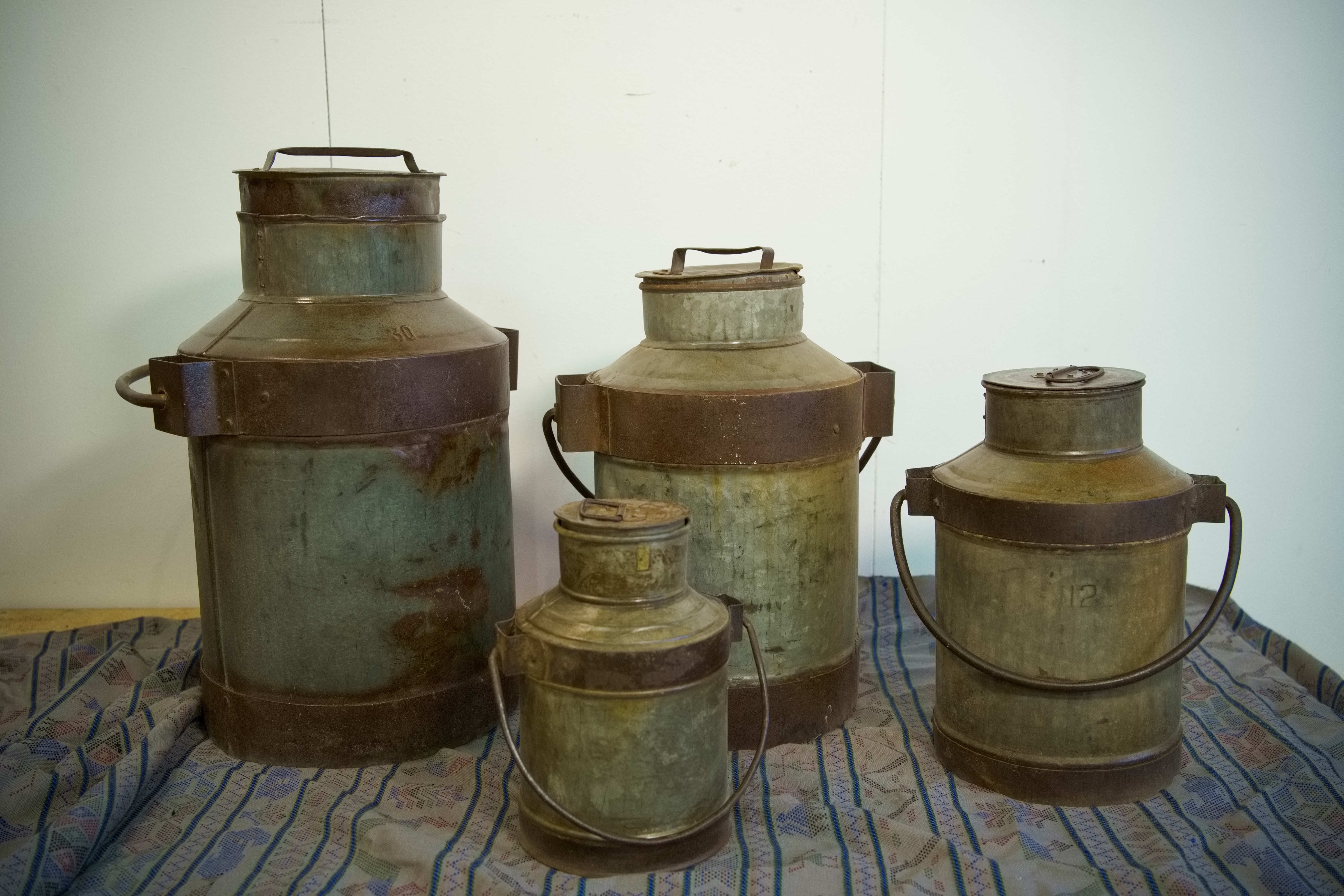 Set 4 bidoni vintage indiani in metallo zincato per latte di varie dimensionI