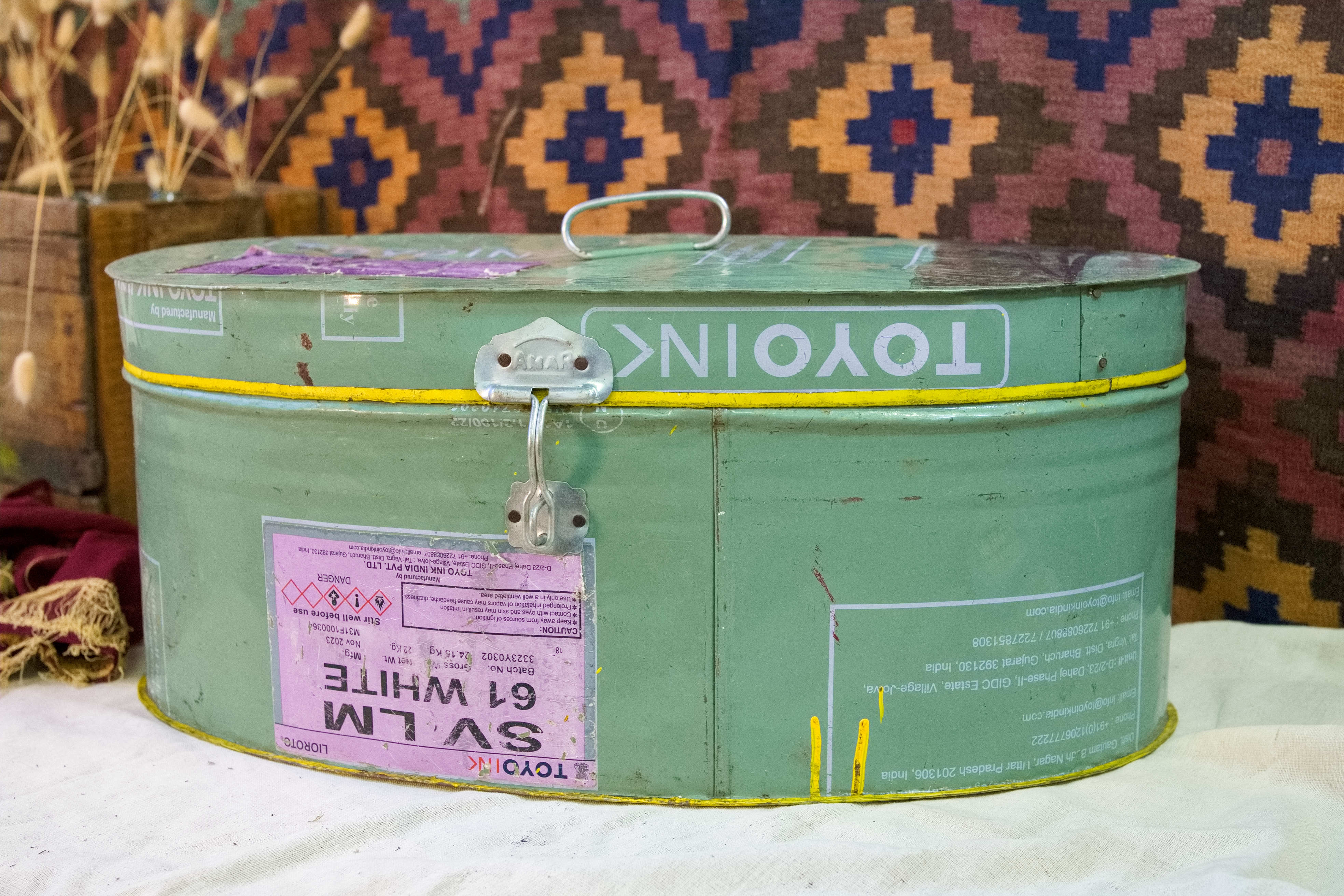 vecchio box indiano in metallo dipinto