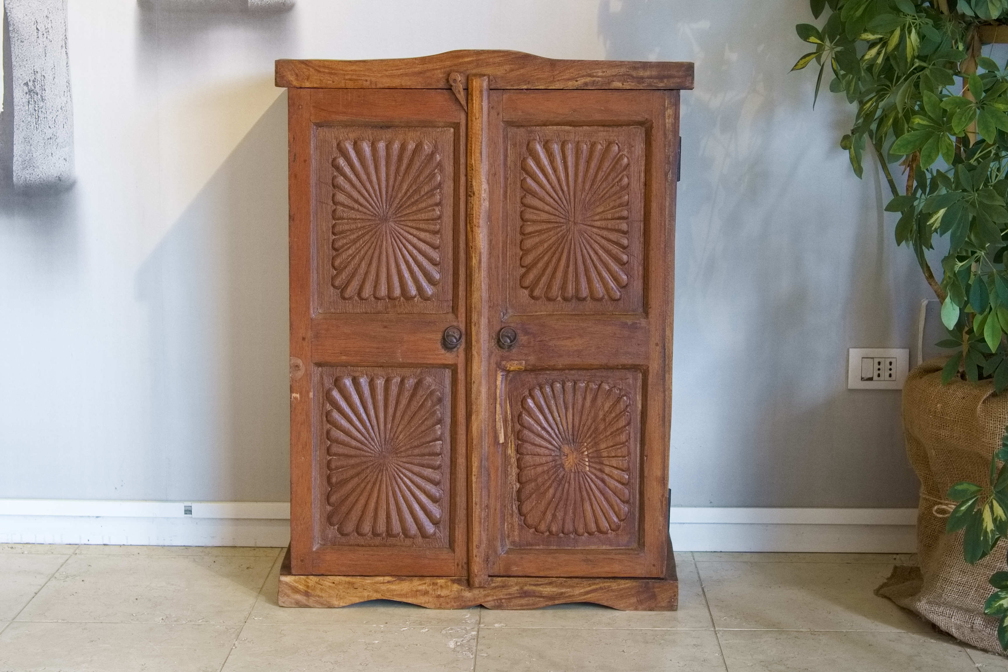 Credenza Indiana , armadietto a 2 ante