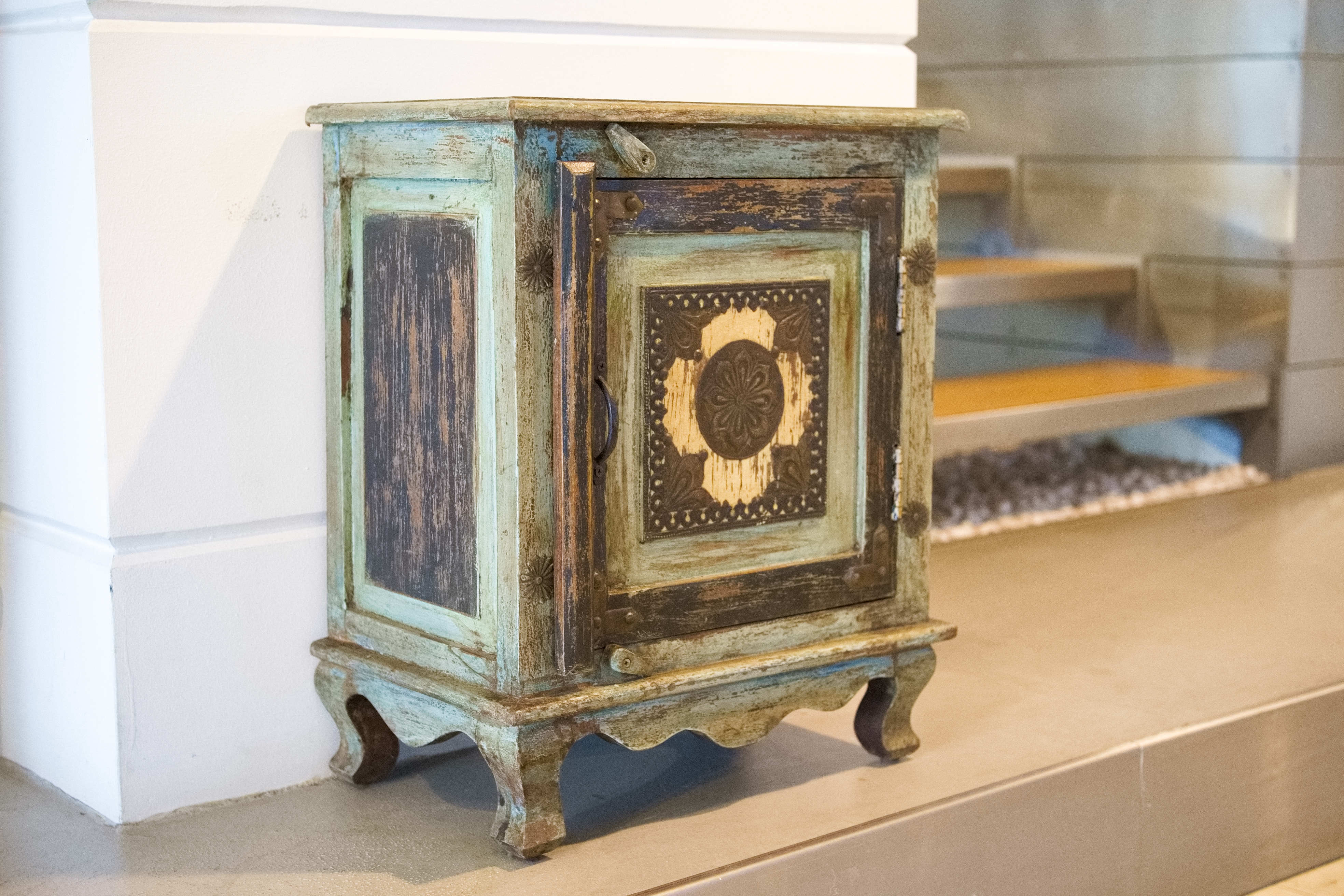 comodino indiano legno e metallo