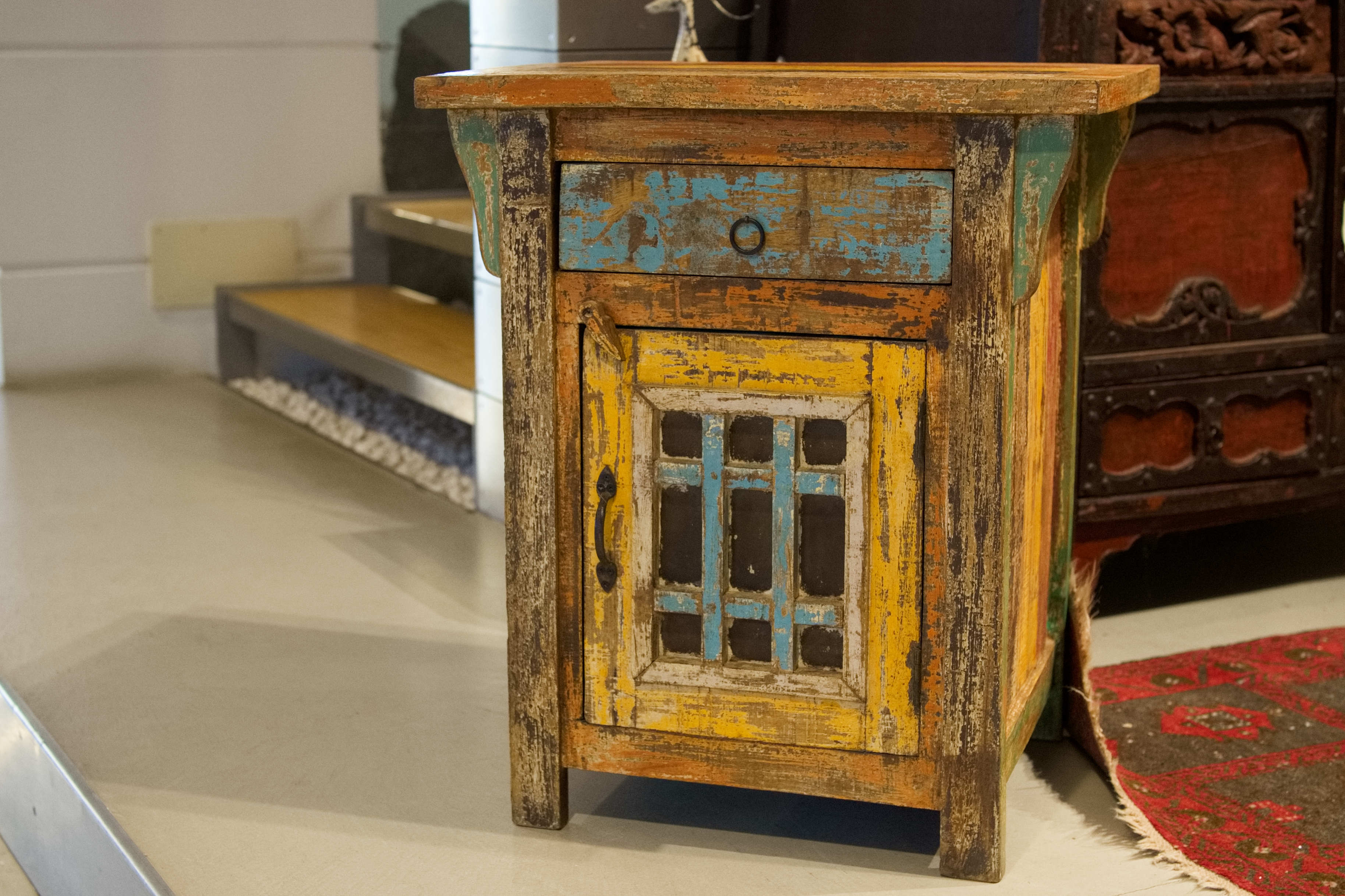 comodino indiano legno e metallo