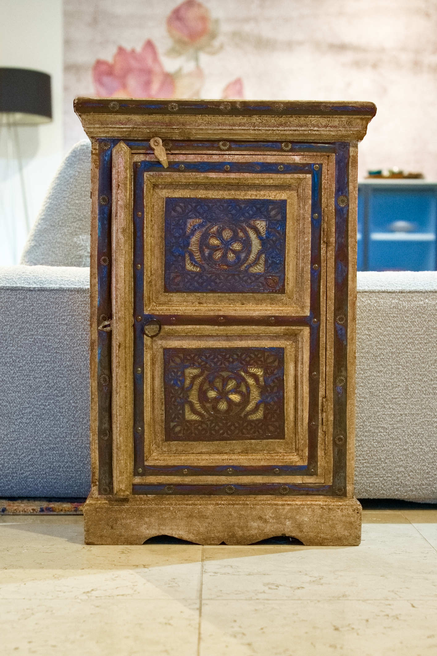 comodino indiano legno e metallo