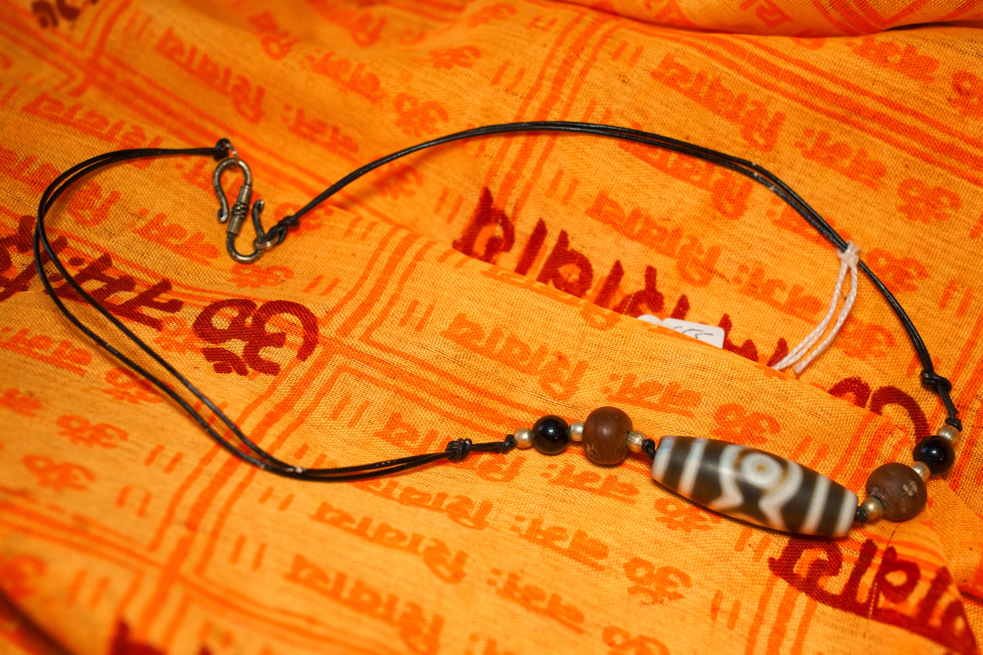 Collana  intreccio con dzi tibetano