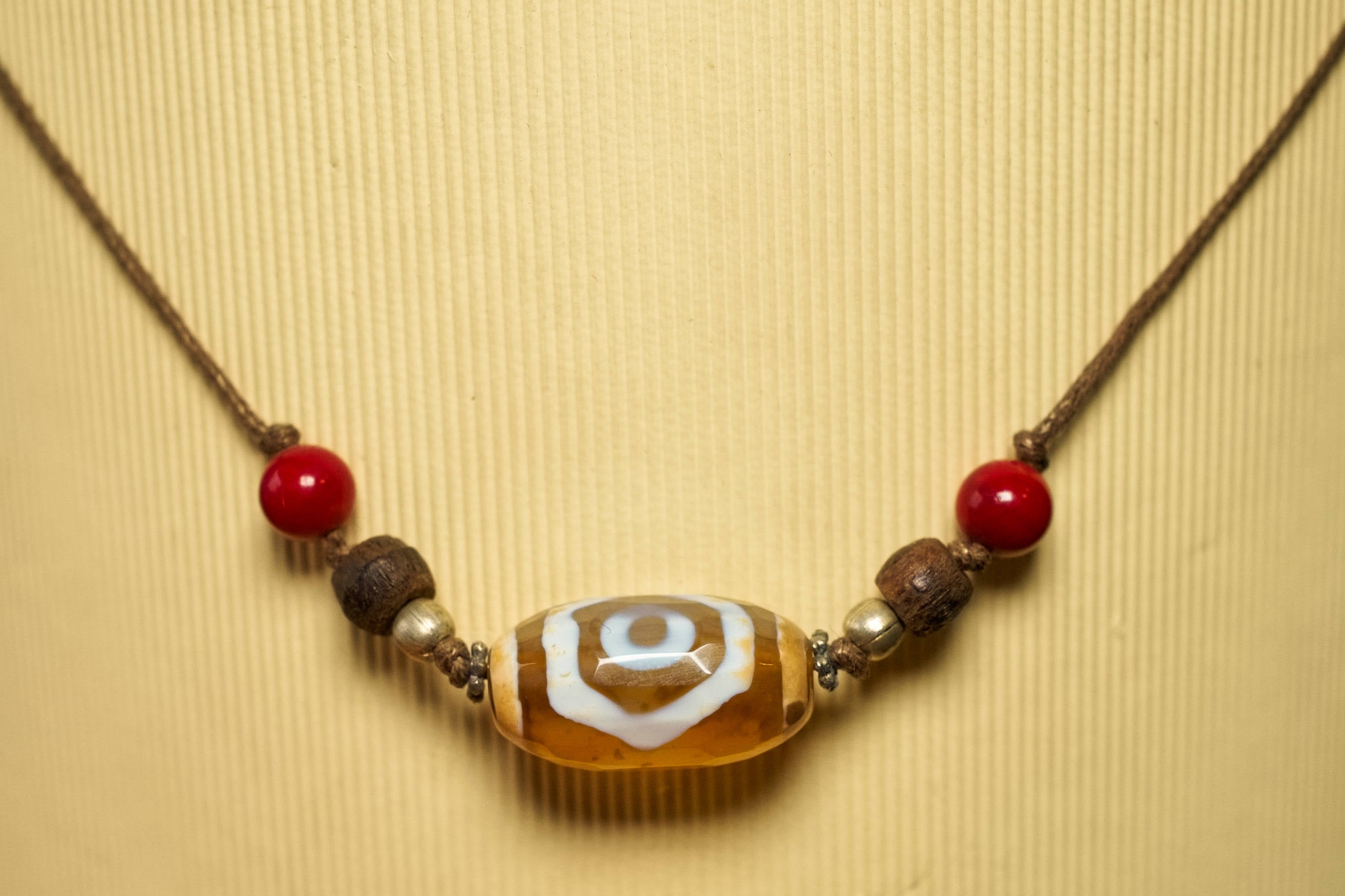 Collana intreccio con dzi tibetano