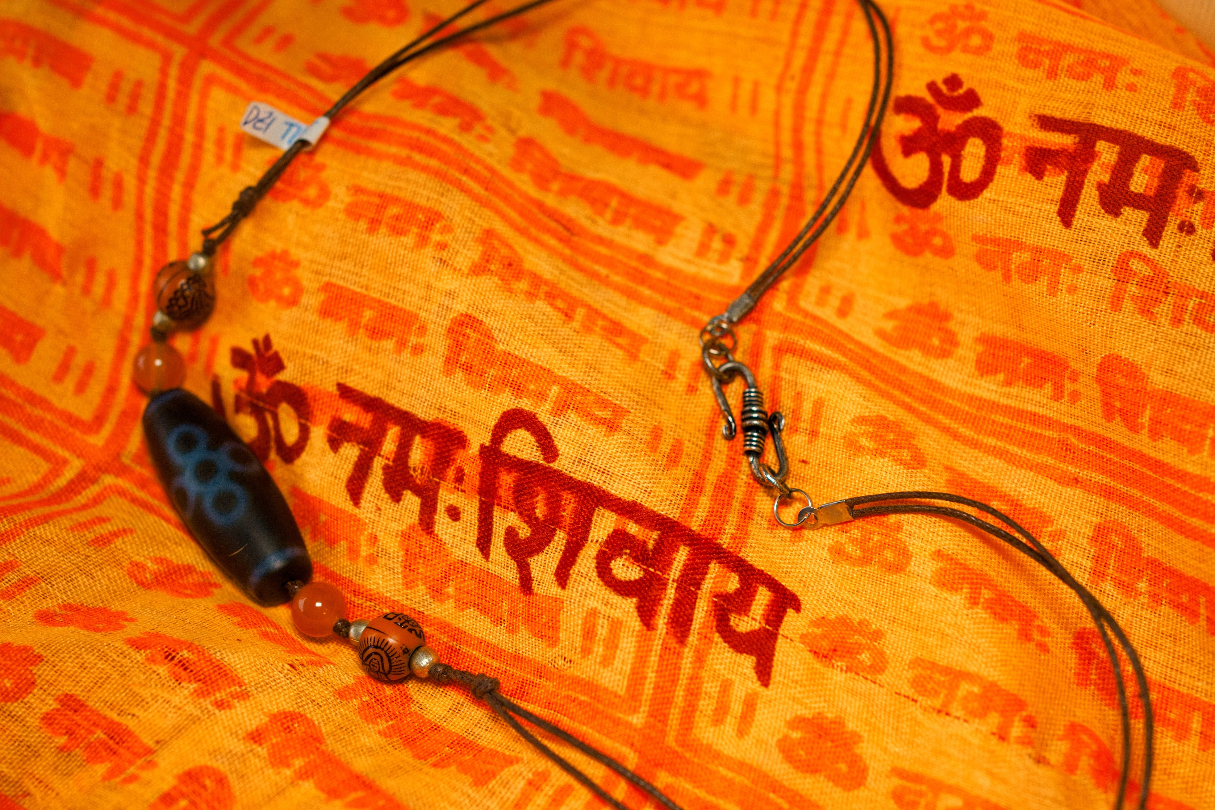 bracciale  intreccio con dzi tibetano