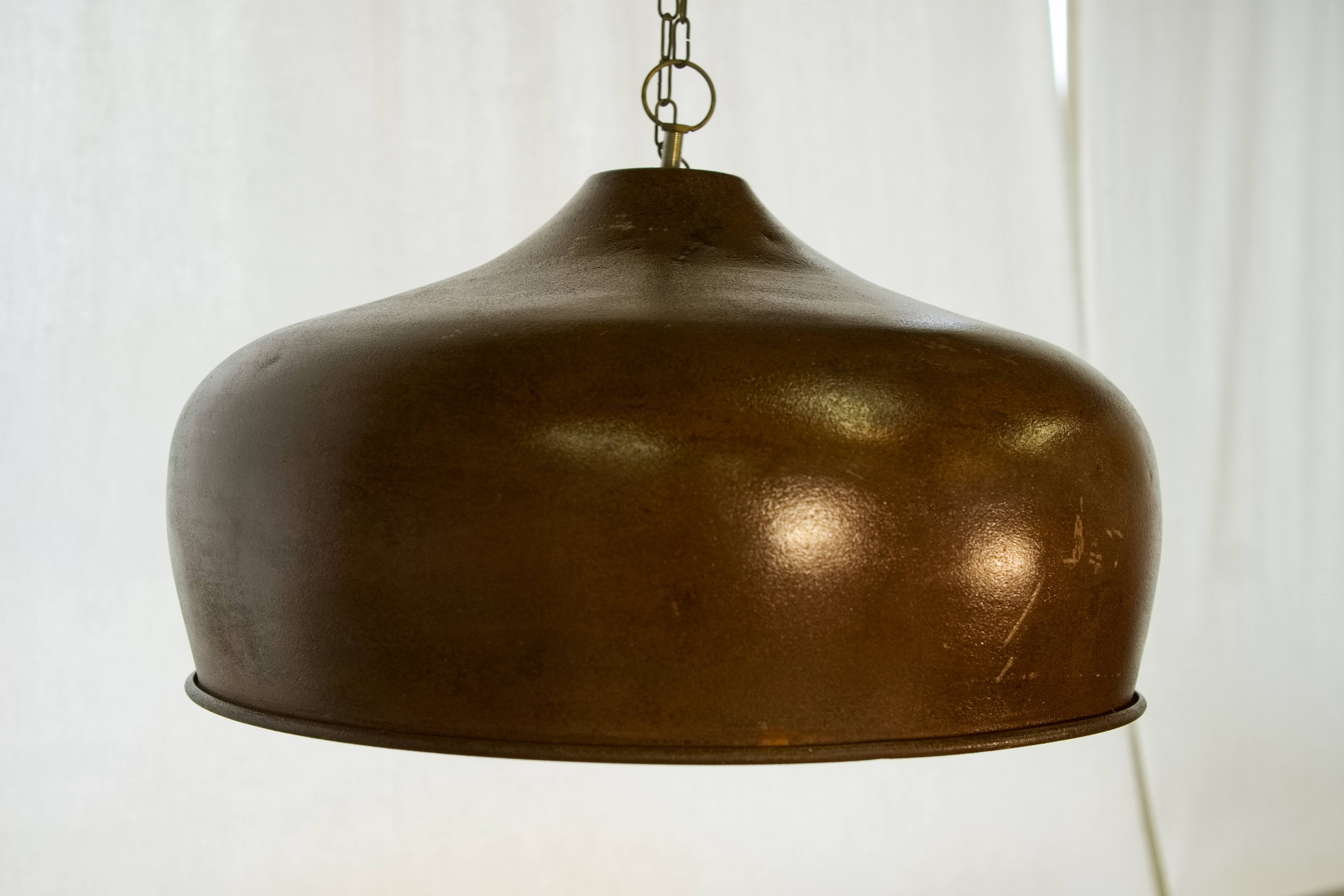 Lampada vintage in metallo dipinta