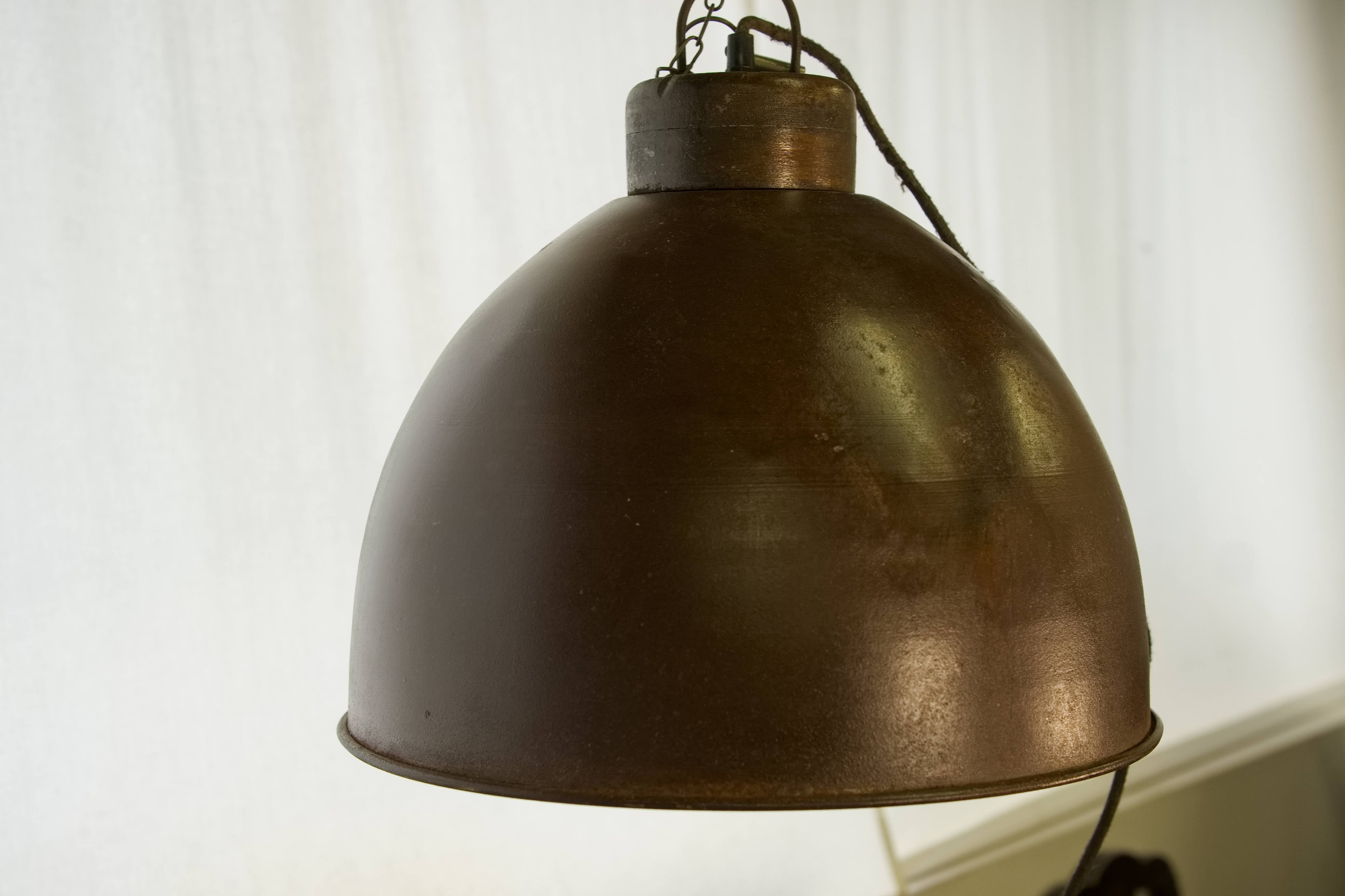 Lampada vintage in metallo dipinta