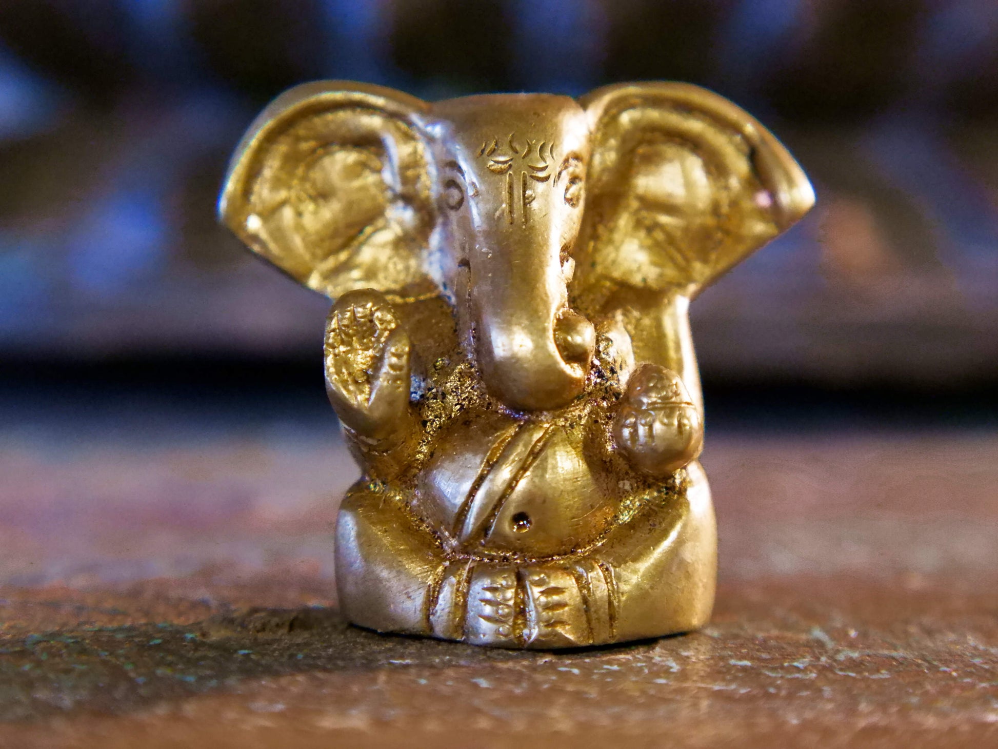 Statuetta ganesh in bronzo lavorata artigianalmente e colata su cera persa . dimensioni 5x2 h5 cm, peso 94 gr