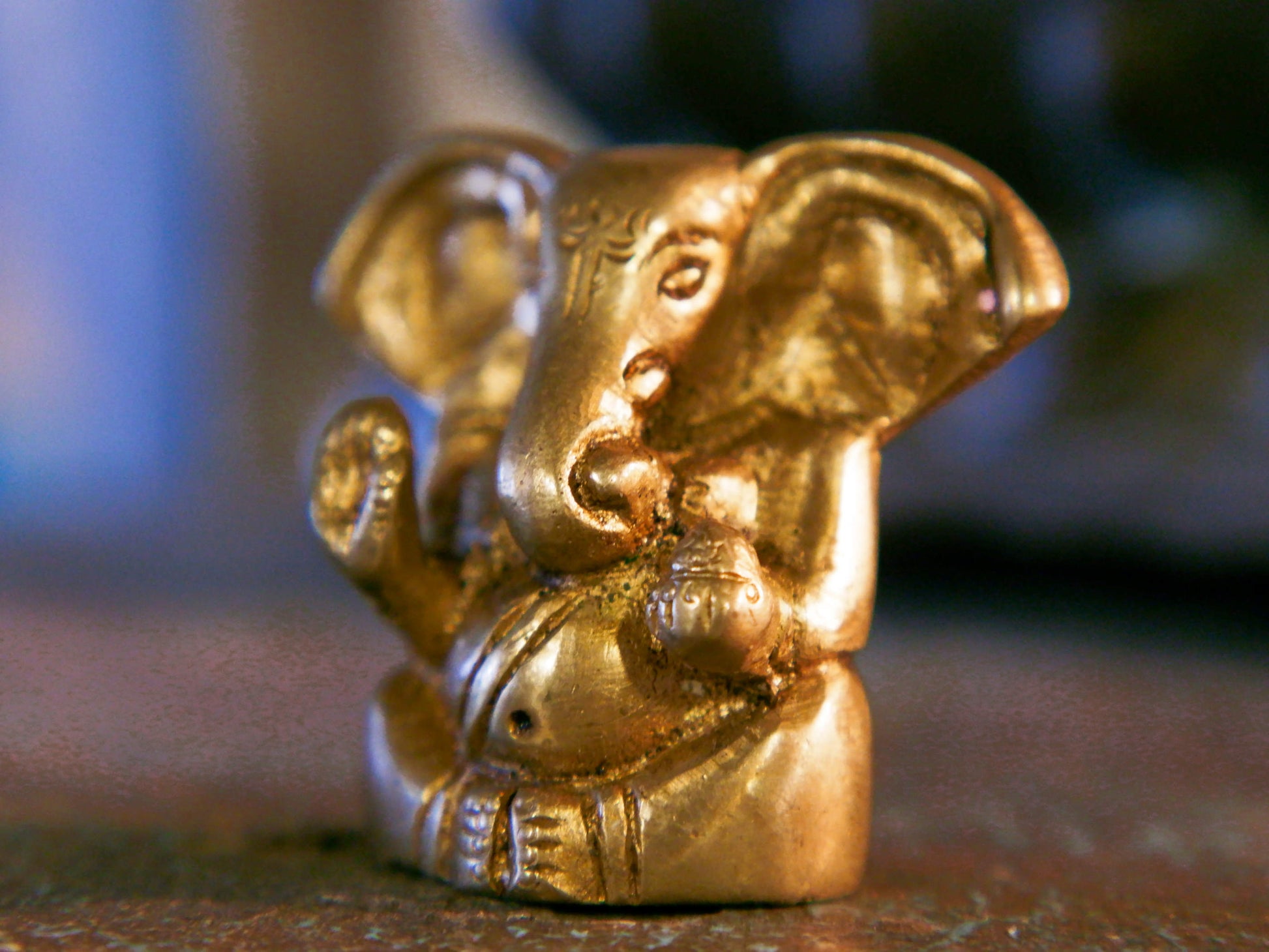 Statuetta ganesh in bronzo lavorata artigianalmente e colata su cera persa . dimensioni 5x2 h5 cm, peso 94 gr