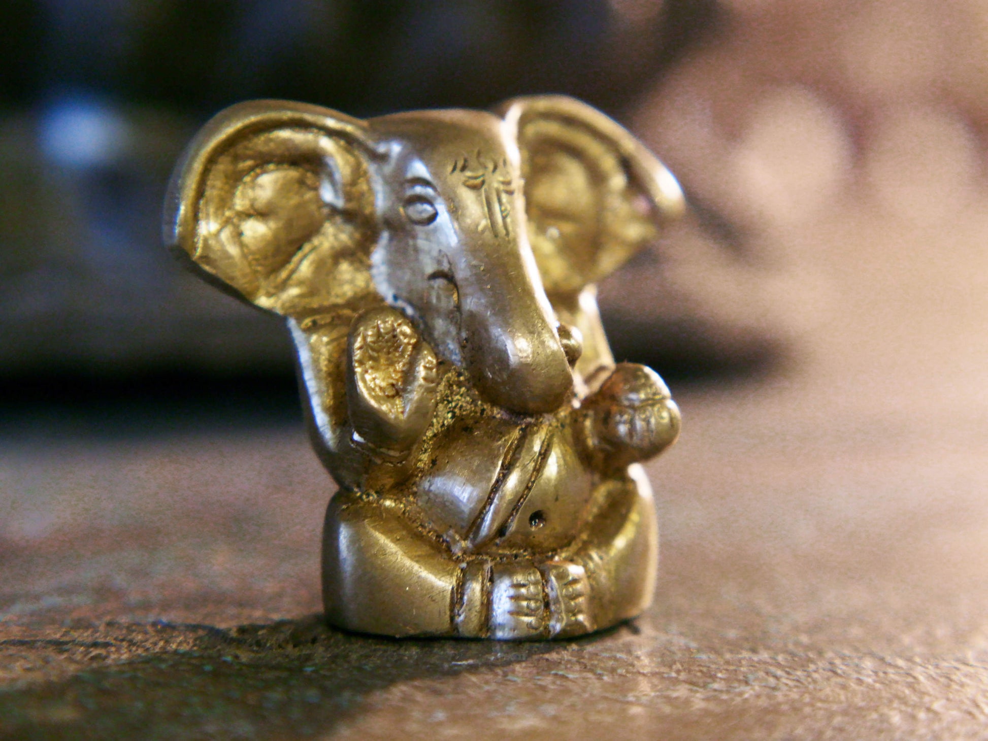 Statuetta ganesh in bronzo lavorata artigianalmente e colata su cera persa . dimensioni 5x2 h5 cm, peso 94 gr