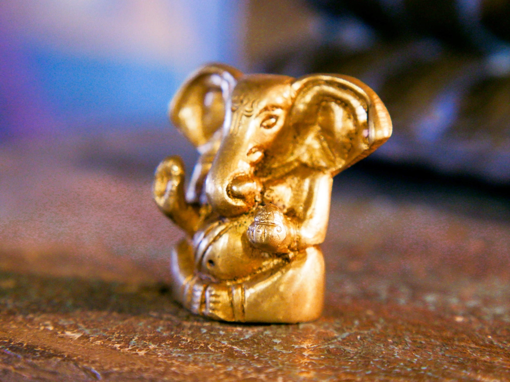 Statuetta ganesh in bronzo lavorata artigianalmente e colata su cera persa . dimensioni 5x2 h5 cm, peso 94 gr