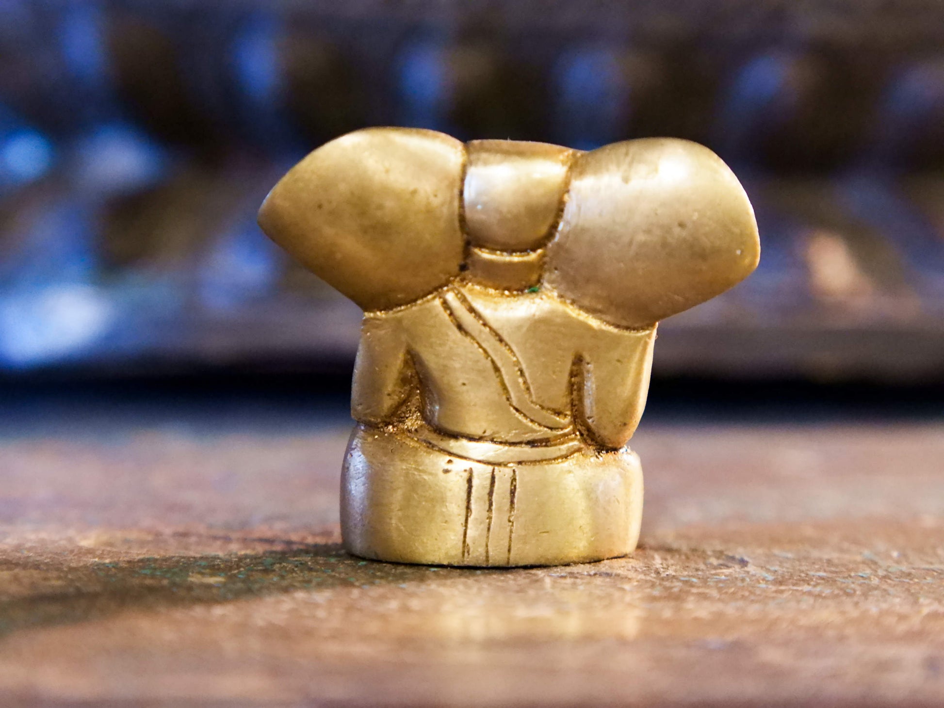 Statuetta ganesh in bronzo lavorata artigianalmente e colata su cera persa . dimensioni 5x2 h5 cm, peso 94 gr