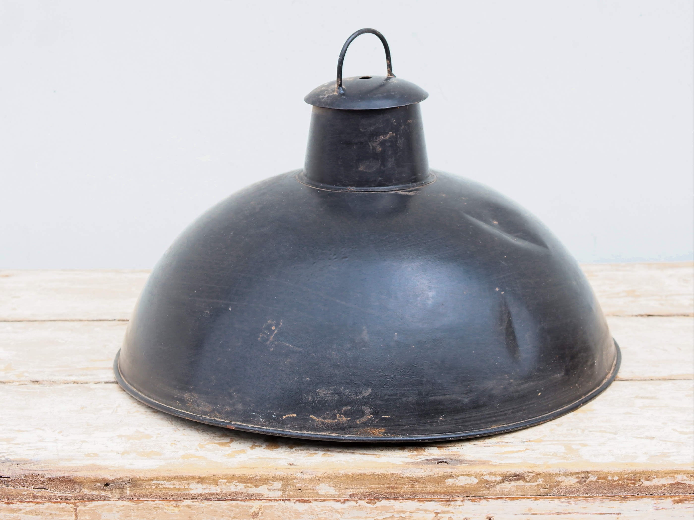 lampada vintage in metallo, lavorata artigianalmente. Provenienza India. lampade in stile industriale . anni 50/60 . pezzi unici . finitura "fermata" con lucido , fissativo per metallo dimensioni diametro 40 h28cm.