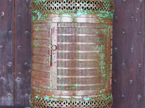 lanterne made in india in metallo lavorato e traforato, assemblata artigianalmente, pezzo unico. possibilità di inserire impianto  dimensioni diametro 28cm, h.75 cm esclusa catena