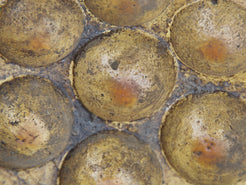 vecchio piatto, pentola indiana per cucinare dolce di riso e panificati. questo piatto (ancora utilizzabile come piatto da cottura) ora si può usare come oggetto ornamentale.dimensioni misure diametro 20 cm, altezza 3 cm, peso 1260 gr